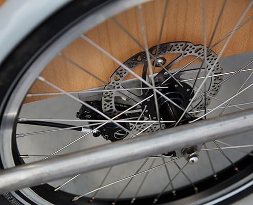 Siigar Bikes elektriske ladcykel er bygget med hydrauliske skivebremser og solide hjul der tåler store belastninger. Der er lagt vægt på sikkerhed og kvalitet. Forhjul er beskyttet af solid kofanger.