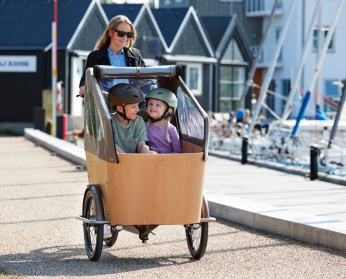 Siigar bikes siigar bike på havnen i aarhus med to glade børn og kaleche