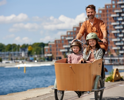 Siigar bikes siigar bike elektrisk ladcykel med to børn på havnen i aarhus