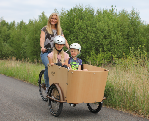 Siigar bikes dejlig sommertur i ladcykel med glade børn på amager